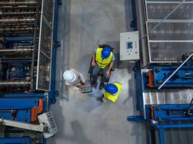 Üretimi kadın yönetici yönetirken, erkek işçiler maluliyet dahil etme ve takım çalışması odaklı çeşitli imalat ortamlarında işbirliği yapıyorlar..