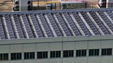 Binanın çatısına kurulmuş güneş panelleri güneş ışığını temiz enerjiye dönüştürür. Bu site yenilenebilir enerji girişimlerinde rol oynamaktadır.