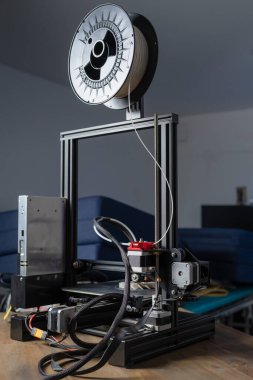 3D yazıcı, profesyonel bir çalışma alanında hassas teknolojiye önem veren katkı maddesi üreten bir plastik prototip yaratıyor..