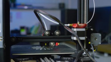 3D yazıcı, profesyonel bir çalışma alanında otomatik süreçler ve hassasiyetle bir prototip oluşturmak için katkı maddesi üretimi kullanır..