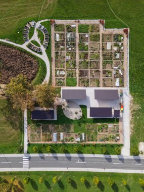 Kentsel tarım uygulamalarını gösteren, organize arsaları ve yürüyüş yolları olan topluluk kentsel bahçelerinin havadan görünüşü.