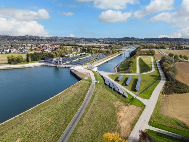 Güneş panellerine entegre edilmiş hidroelektrik santralinin hava görüntüsü sürdürülebilir altyapı geliştirme için yenilenebilir enerji sistemlerini gösteriyor.