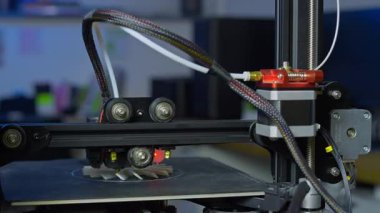 Bir 3D yazıcı, insan varlığı olmayan temiz ve düzenli bir çalışma alanında katkı maddesi üreten bir plastik prototip yaratıyor..