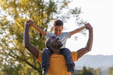 Baba ve oğul, sıcak bir öğleden sonra, doğada uçakla oynamaktan, kahkaha ve sevgiyi paylaşmaktan hoşlanırlar..