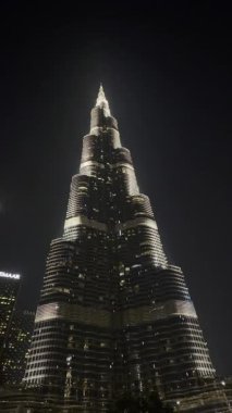 Dubai 'nin dünyaca ünlü simgesi, ikonik gökdelen Burj Halife, berrak bir şehir gökyüzüne karşı parıldıyor, alçak açılı çekim.
