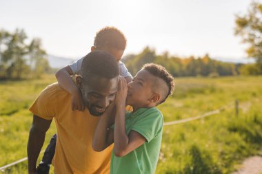 Bekar bir baba gün batımında bir parkta oğullarıyla neşeli anlar paylaşır. Doğada oynuyorlar ve kaynaşıyorlar..