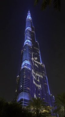 Dubai, Birleşik Arap Emirlikleri, 10 Aralık 2025 Dubai 'de dünyaca ünlü simge gökdelen Burj Halife, açık bir gece şehri gökyüzüne karşı parıldıyor.
