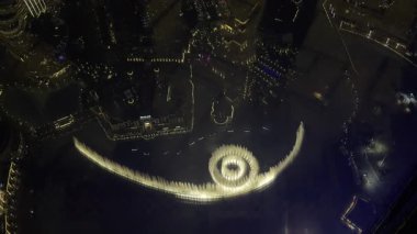 Dubai Çeşmesi 'nin su, ışık ve müzik gösterisi. Şehrin ufuk çizgisini aydınlatan muhteşem bir gece eğlencesi.