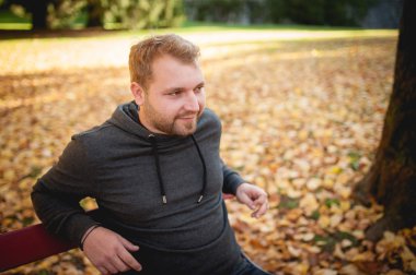 parkta genç erkekler