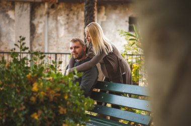 Mutlu çifte bir bankta oturan