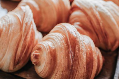 Taze tereyağlı kruvasan ve Rolls Royce. Fransız ve Amerikan kruvasanları ve fırınlanmış hamur işleri dünya çapında keyiflidir..