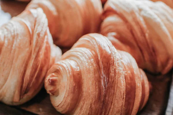 Taze tereyağlı kruvasan ve Rolls Royce. Fransız ve Amerikan kruvasanları ve fırınlanmış hamur işleri dünya çapında keyiflidir..