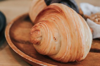 Taze tereyağlı kruvasan ve Rolls Royce. Fransız ve Amerikan kruvasanları ve fırınlanmış hamur işleri dünya çapında keyiflidir..