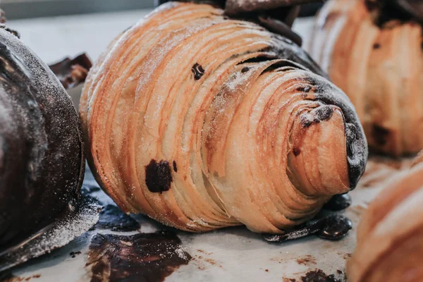 Délicieux Croissants Frais Faits Maison Avec Chocolat Dans Café Restaurant — Photo