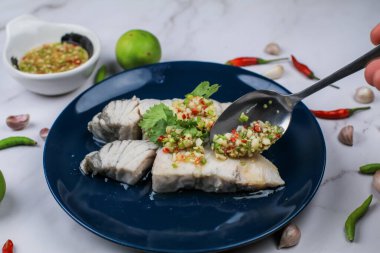 Lezzetli kaynamış balıkla deniz ürünleri yenir. Tayland geleneksel yerel yemekleri.