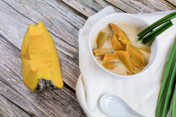 Calabaza Estofada Leche Coco Buak Phak Tong Mesa Madera Espacio —  Fotos de Stock