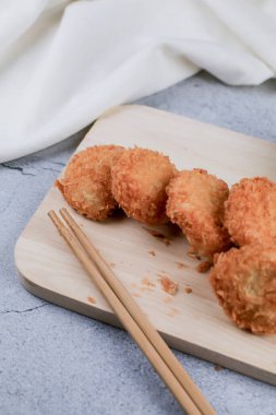 Ahşap kesim hatununa tatlı soslu karidesli krep. Tatlı erik soslu Asya usulü yemek. Tod Mun Goong.