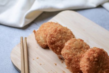 Ahşap kesim hatununa tatlı soslu karidesli krep. Tatlı erik soslu Asya usulü yemek. Tod Mun Goong.