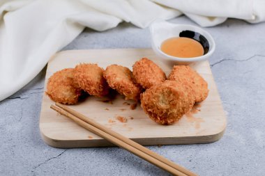 Ahşap kesim hatununa tatlı soslu karidesli krep. Tatlı erik soslu Asya usulü yemek. Tod Mun Goong.