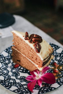 Cevizli ve krem peynirli sağlıklı havuçlu kek yemek için hazır..