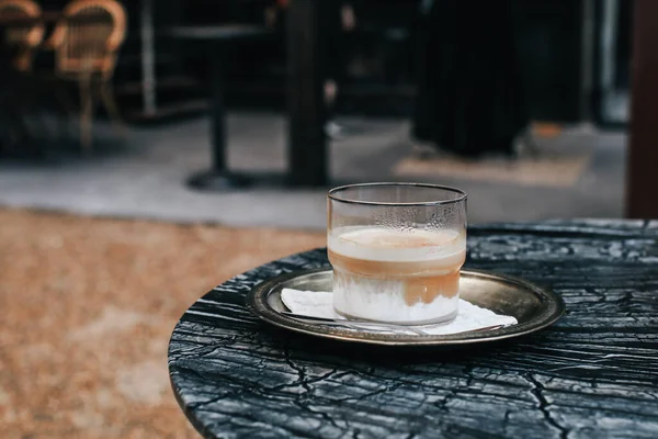 Kopi Kotor Latte Beku Susu Tuangkan Espresso Ditembak Dalam Cangkir — Stok Foto