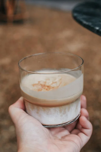 Primer Plano Mano Sosteniendo Vaso Café Con Leche Sobre Fondo —  Fotos de Stock