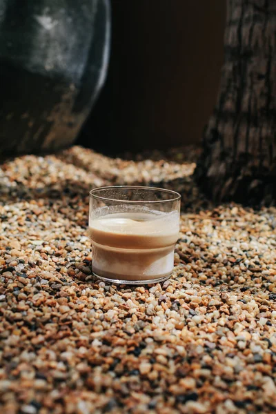 Soyut Renkli Mini Granitin Üzerinde Kirli Kahve Lattesi Ezilmiş Taş — Stok fotoğraf