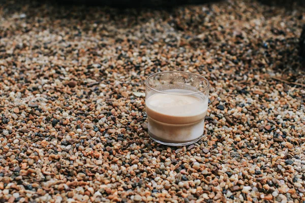 Kopi Latte Kotor Dengan Granit Mini Berwarna Warni Menghancurkan Latar — Stok Foto