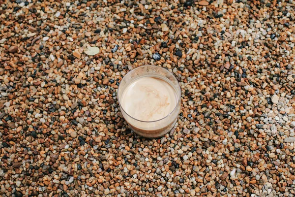 Soyut Renkli Mini Granitin Üzerinde Kirli Kahve Lattesi Ezilmiş Taş — Stok fotoğraf