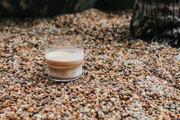 Kopi Latte Kotor Dengan Granit Mini Berwarna Warni Menghancurkan Latar — Stok Foto