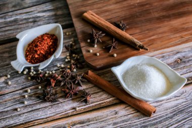 Şehriye çorbası yapmak için beş baharatlı biber tozu (tarçın, rezene, yıldız anason, biber, karanfil)..