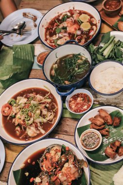 Geleneksel kuzeydoğu yemeği Isaan tabakta taze sebzelerle lezzetlidir. Tahta masada çeşitli Tayland menüleri, Asya yemekleri, Asya yemekleri..