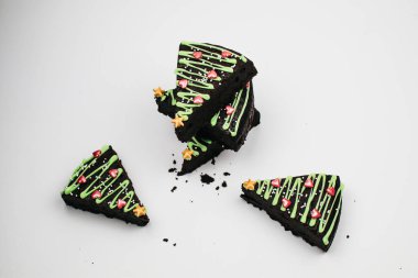 Taze ev yapımı çikolatalı Brownie dilimi. Yeşil kremalı ve şenlikli. Ev yapımı Noel ya da kış tatili hamur işi konsepti.