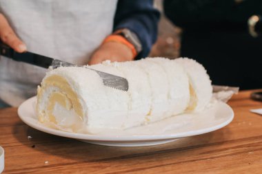 Hindistan cevizli süngerli kek rulo bisküvisi ya da İsviçre usulü kek (lezzetli tatlı) kesme işini bıçakla kapat.