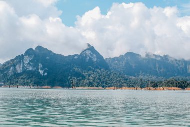Güzel dağlar göl gölü gökyüzü ve doğal eğlence Cheow Lan Gölü, Ratchapha Barajı, Tayland 'daki Khao Sok Ulusal Parkı' nda yaz günü