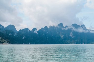 Güzel dağlar göl gölü gökyüzü ve doğal eğlence Cheow Lan Gölü, Ratchapha Barajı, Tayland 'daki Khao Sok Ulusal Parkı' nda yaz günü