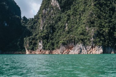 Güzel dağlar göl gölü gökyüzü ve doğal eğlence Cheow Lan Gölü, Ratchapha Barajı, Tayland 'daki Khao Sok Ulusal Parkı' nda yaz günü