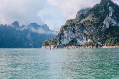 Güzel dağlar göl gölü gökyüzü ve doğal eğlence Cheow Lan Gölü, Ratchapha Barajı, Tayland 'daki Khao Sok Ulusal Parkı' nda yaz günü