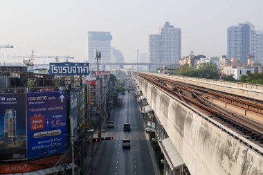 Bangkok, Tayland-23 Ocak 2021: BTS tren istasyonundan gökyüzü tren istasyonuna kadar Bangkok şehrini kaplayan başbakandan 2.5 toz bulutu ile günbatımı ve bulutlu gökyüzü.