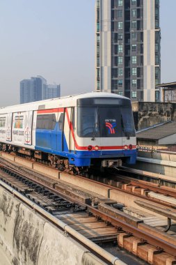 Bangkok, Tayland-23 Ocak 2021: BTS tren istasyonundan gökyüzü tren istasyonuna kadar Bangkok şehrini kaplayan başbakandan 2.5 toz bulutu ile günbatımı ve bulutlu gökyüzü.