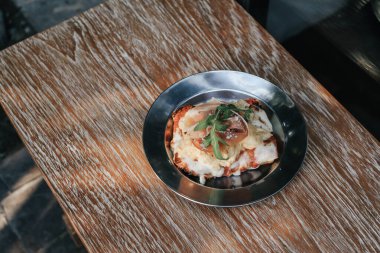 Ev yapımı lezzetli pizza, somon ve ahşap arka planda sebze. İtalyan pizzası..