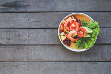 Baharatlı Tayland meyveli salata, kafenin ahşap masasında karides, Tayland baharatlı, sağlıklı yemekler Tayland mutfağı..