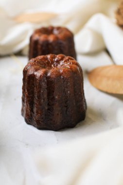 Caneles de bordeaux - geleneksel Fransız tatlı servisi çay ya da ahşap zemin üzerinde kahve ile servis edilir.