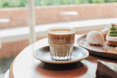 Kirli kahve, buzlu sütlü buzlu kahve kahvecide bir fincan kahveye atılmış espresso. Yiyecek ve içecek sorunu.