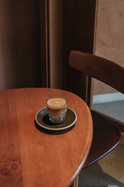 Kirli kahve, buzlu sütlü buzlu kahve kahvecide bir fincan kahveye atılmış espresso. Yiyecek ve içecek sorunu.