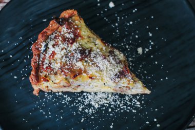 Kremalı soslu ıspanak ve jambonlu peynirli pizza, restorandan mozzarella. Yakın çekim..