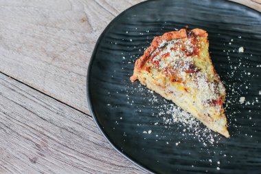 Kremalı soslu ıspanak ve jambonlu peynirli pizza, restorandan mozzarella. Yakın çekim..