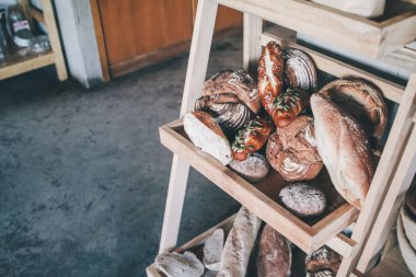 Tahta fırında taze baget tezgahtaki hasır sepetin içinde duruyor..
