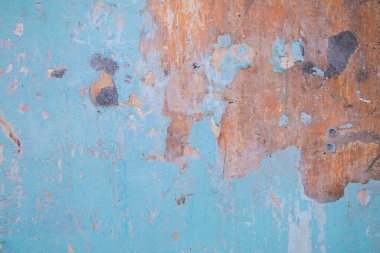 Mavi paslı grunge metal doku arka planı. Çok katmanlı açık mavi boya ile boyanmış eski metal bir duvar. Üzerinde bir sürü koyu leke ve pas lekesi var..