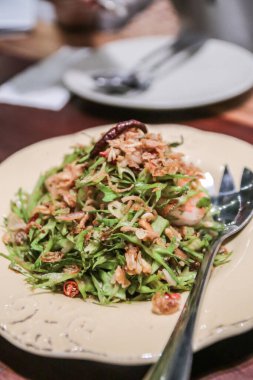 Yum Tua Poo (Kanat Fasulyesi Karides Salatası). Baharatlı karides ve betel fındık salatası ya da haşlanmış yumurtalı fasulye salsası, yakın çekim. Asya-Asya yemeği, Tayland yemeği.,
